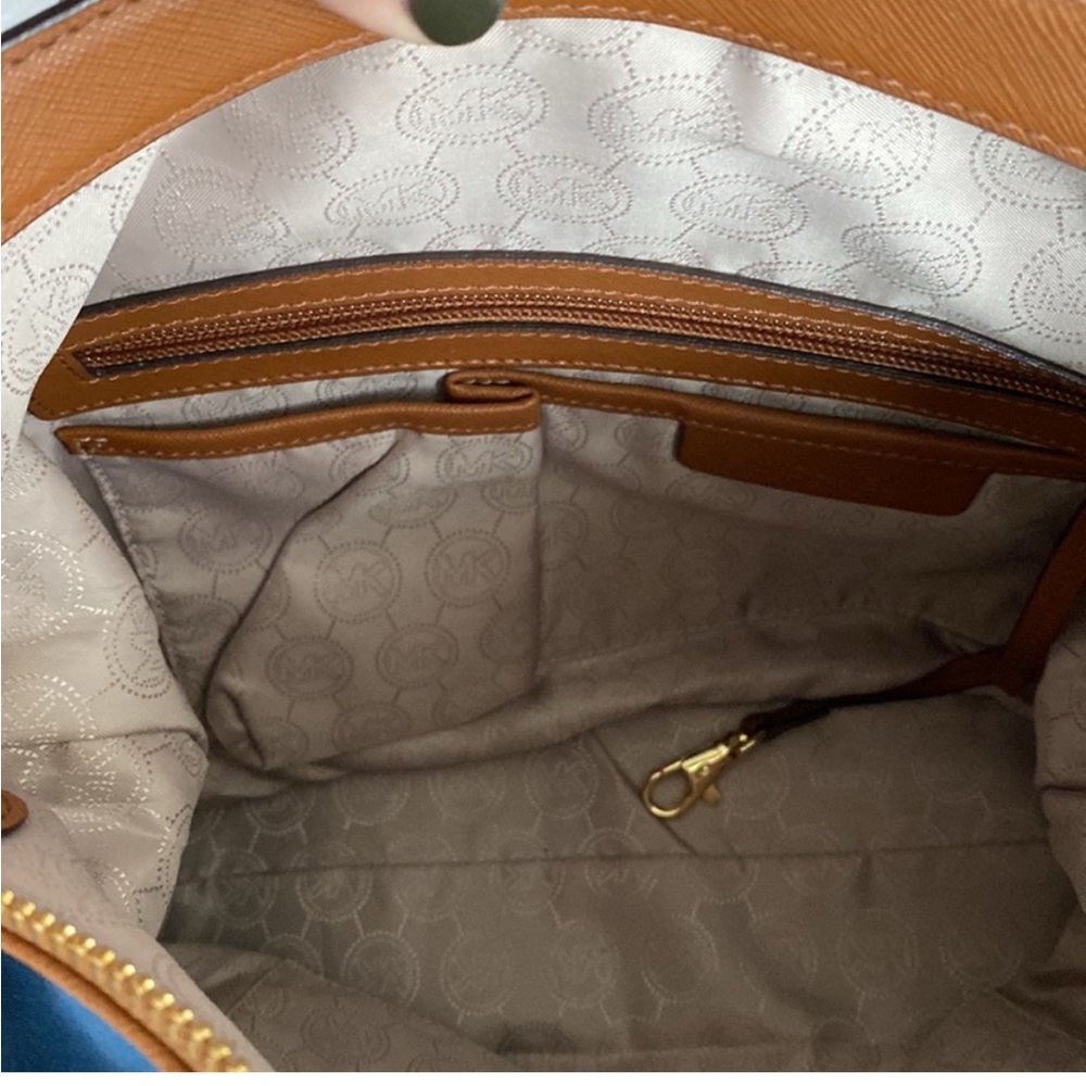 Michael Kors Blue Shoulder Bag. - Picture 5 of 8